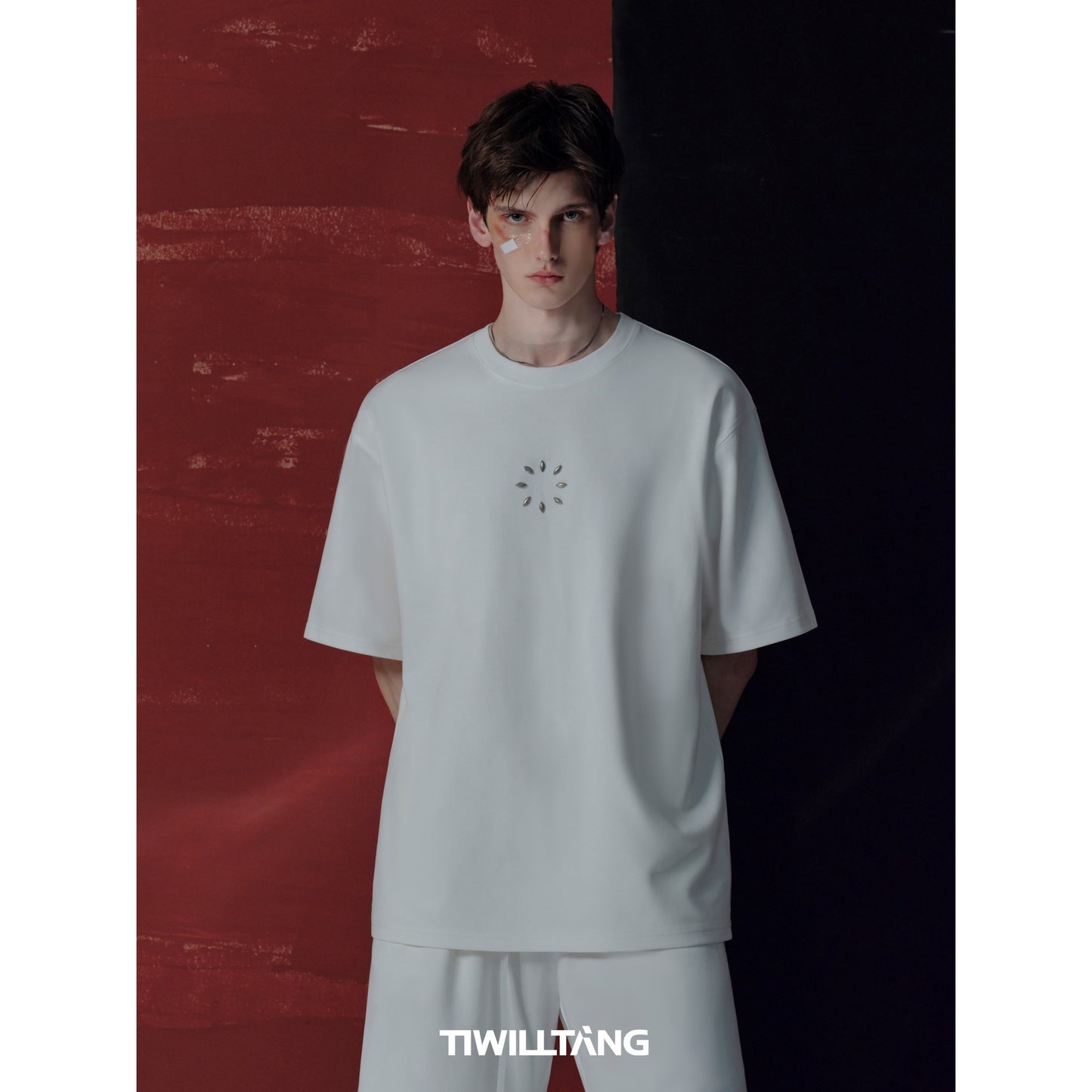 TIWILLTANG Qishilu &quot;Lingjin Shape&quot; shuttle rivet array T-shirt round neck short sleeve men