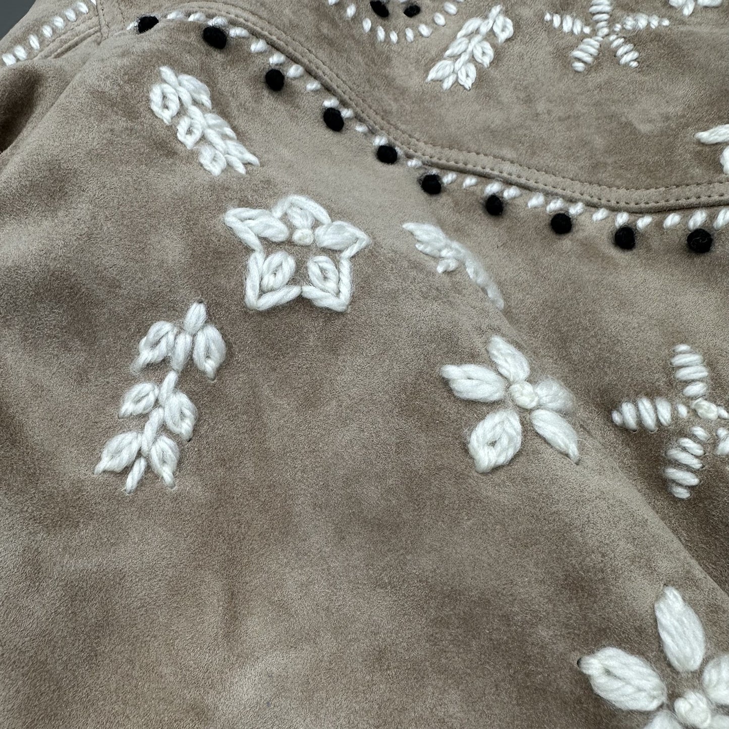 TrendMaybe&quot;Holiday style&quot; floral hand-embroidered suede sheepskin jacket