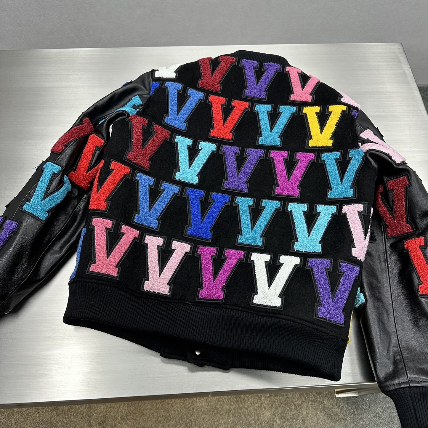 TrendMaybe &quot;EXCLUSIVE&quot; colorful V-shaped pattern leather and cashmere embroidered baseball jacket